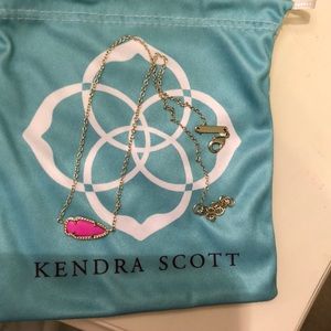 KENDRA SCOTT HOT PINK NECKLACE